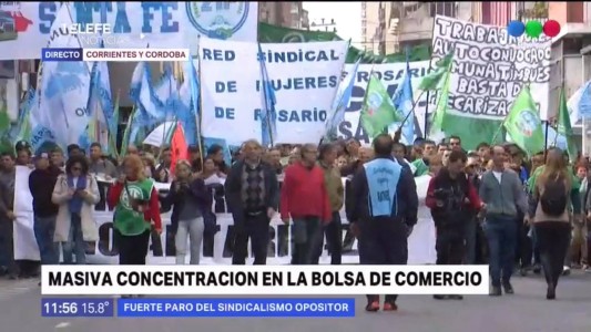 #ParoNacional: masiva manifestación en la Bolsa de Comercio de Rosario