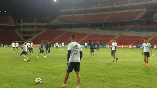Sin Messi en el equipo, Argentina juega esta noche ante Venezuela para afirmarse en la punta
