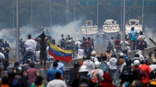 Al menos 69 heridos y 25 detenidos por el alzamiento en Venezuela