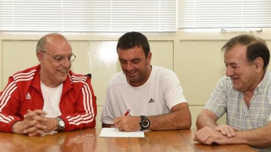 Newells: Osella continua por un año y medio más