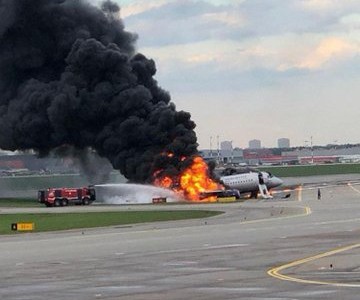 41 personas murieron tras el incendio de un avión en un aeropuerto de Moscú