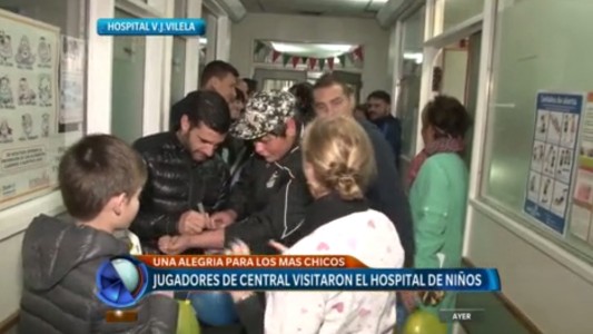 ¡Una alegría para los más chicos! Los jugadores de Central visitaron el Hospital de Niños