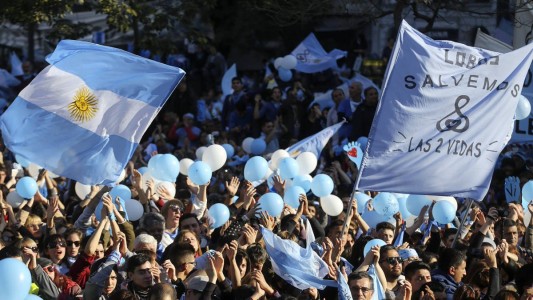 Dirigentes que se oponen a la legalización del aborto planean lanzar el "Frente Celeste"
