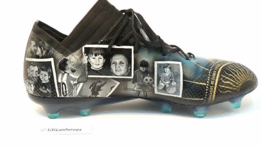 Los nuevos botines de Messi, pintados a mano con imágenes de toda su vida