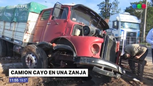 Un camión cayó en una zanja de una obra sin señalizar