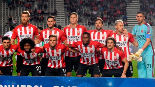 La emotiva razón por la que un jugador de Huracán mira siempre al costado en las fotos