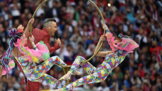 Robbie Williams le puso ritmo a una austera ceremonia