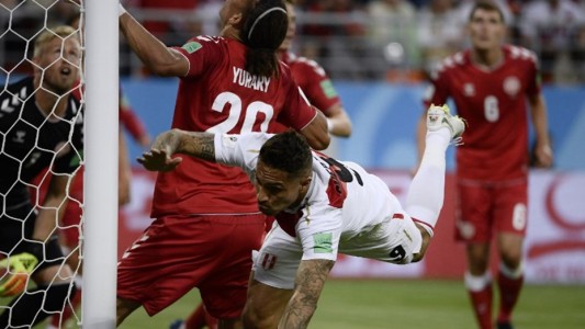 Perú perdió con Dinamarca en su regreso al Mundial