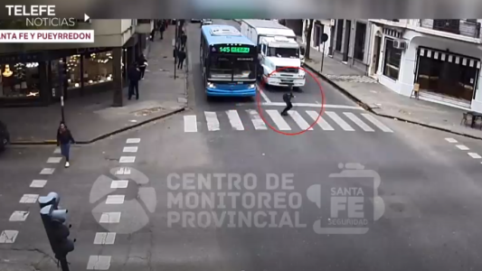Así embisten a una peatona que circulaba en Santa Fe y Pueyrredón