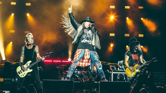 La noche más esperada: Guns N' Roses ya está en Rosario y miles de fanáticos esperan por su show
