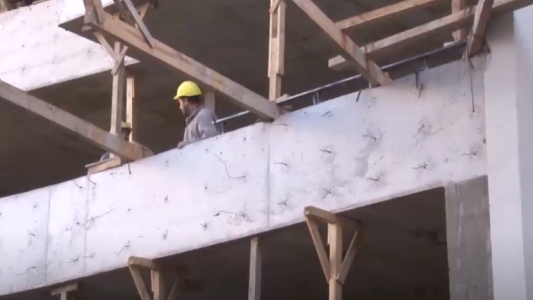 Un operario cayó desde el techo de un edificio en construcción