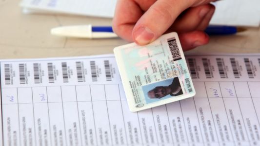 Convocan a retirar el DNI a unos cinco mil titulares para votar el domingo