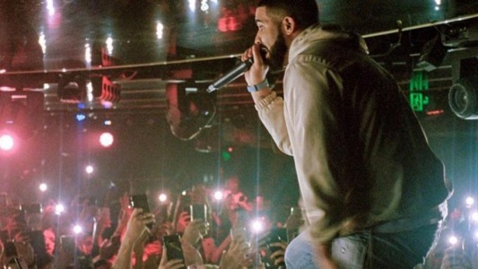 Un famoso rapero frenó un concierto para amenazar a un hombre que manoseaba a las mujeres del público