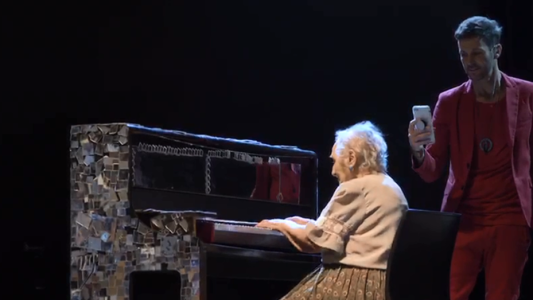Axel invitó a tocar a una pianista de 91 años y el público se emocionó