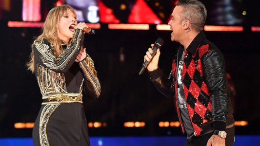 Taylor Swift sorprendió con "Angels" a dúo con Robbie Williams