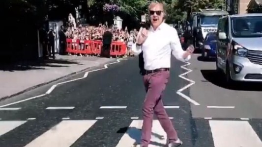Paul McCartney recreó el cruce de Abbey Road y la imagen se volvió viral en todo el mundo