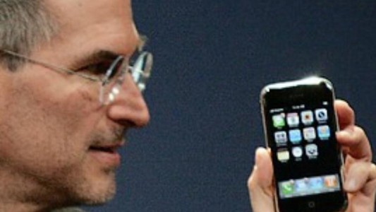 Se cumplen 10 años desde que Steve Jobs presentó el primer iPhone