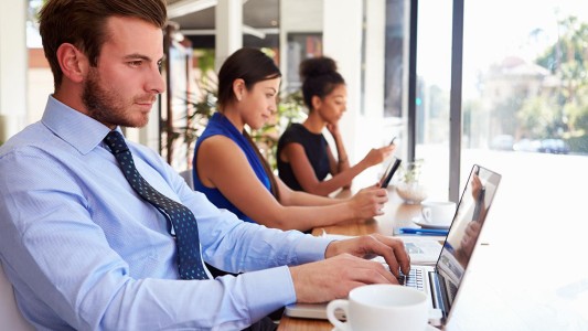 Crece el cansancio visual por la sobreexposición a pantallas digitales