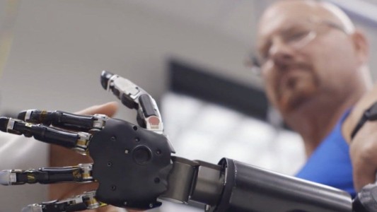 Desarrollan una prótesis de brazo capaz de detectar señales de la médula espinal