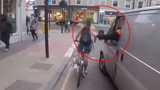 #EsViral: La valiente reacción de una ciclista ante el acoso de un conductor