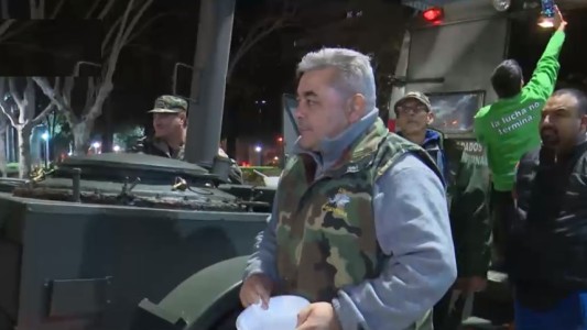 Excombatientes le dan pelea al frío y al hambre con un plato de comida caliente