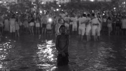 Redes: la foto de un nene en una playa de Brasil disparó un debate sobre las diferencias sociales