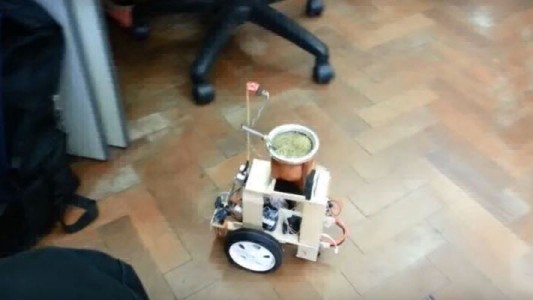 Un argentino inventó un robot repartidor de mates