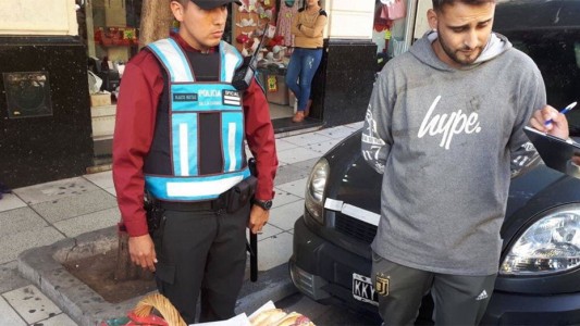 Vendía sandwiches de salame, se los secuestró la policía y la foto se viralizó en las redes
