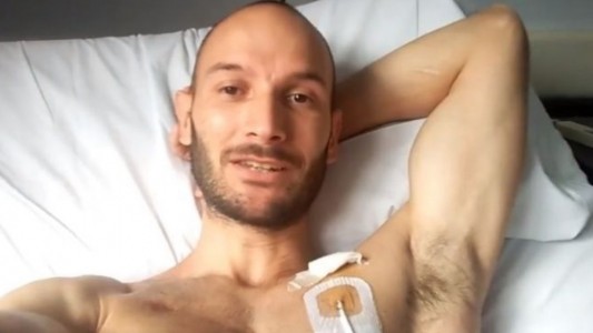 Donación de médula: un médico transplantado filmó el proceso y el video se viralizó