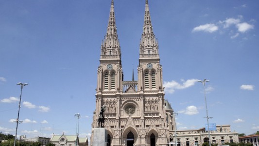 Éxito viral: dos abuelitas intentan sin suerte sacar una foto con su celular