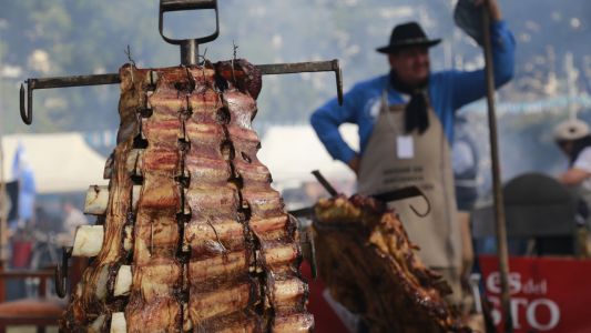 El asado a la estaca y la gastronomía típica acapararon todas las miradas en los festejos del 20 de Junio