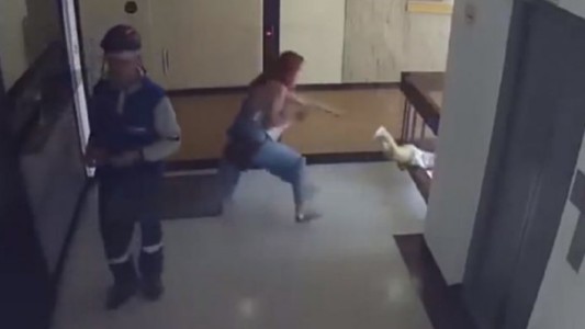 Se distrajo con el celular, su hijo caía al vacío y lo salvó en el último segundo