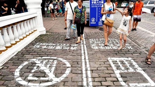 Crearon el carril "cabezas agachadas", exclusivo para peatones con celular