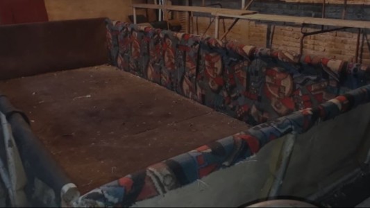 Detuvieron a un hombre que organizaba riñas de gallos en una pelopincho