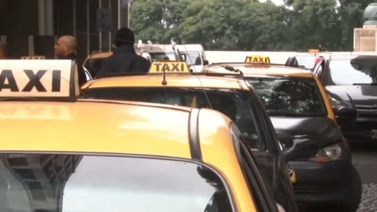 Taxistas en alerta: aseguran que Uber puede desembarcar pronto en la ciudad