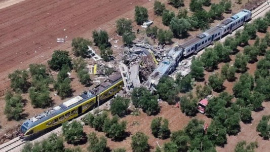 Tragedia en Italia: un choque frontal de trenes deja al menos diez personas muertas