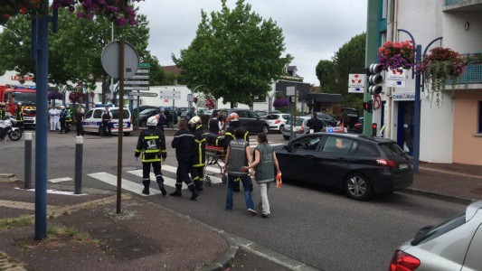 Francia: tomaron rehenes en una iglesia de Normandía y mataron al sacerdote