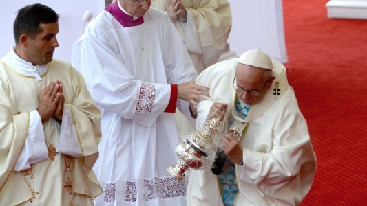 Tropezón y caída para el papa Francisco en una misa en Polonia