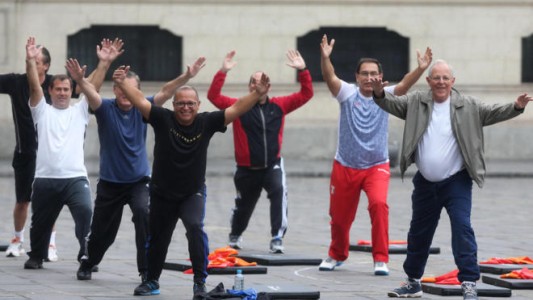 Inusual reunión de Gabinete: El Presidente de Perú y sus ministros hicieron "gimnasia laboral" en su primer encuentro