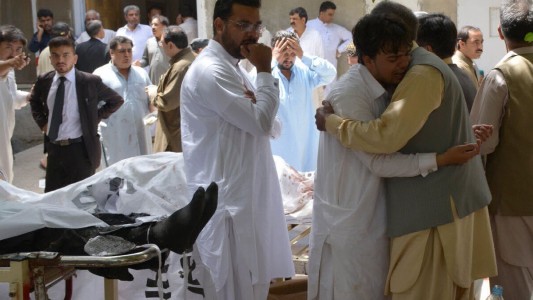 Al menos 71 personas murieron y más de 120 resultaron heridas en un ataque terrorista a un hospital de Pakistan