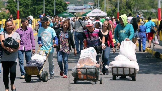 En tres días, más de 120 mil venezolanos cruzaron a Colombia en busca de medicamentos y alimentos