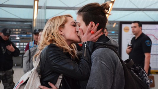 Condenaron a un año de prisión por resistencia a la autoridad a la mujer que besó a su esposa en Constitución