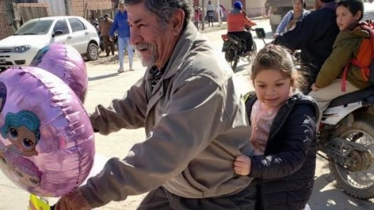 El abuelo que decoró su bicicleta para ir a buscar a su nieta al colegio el día de su cumpleaños