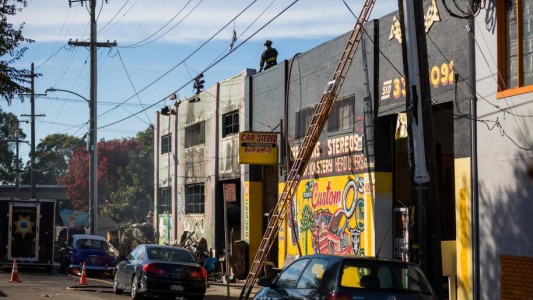 California: Un incendio en una fiesta electrónica dejó el trágico saldo de al menos 30 muertos