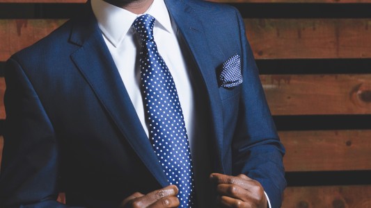 Un truco para hacer bien y rápido el nudo de la corbata se hizo viral