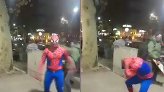 Video: durísimo ataque de un "Spiderman" a otro