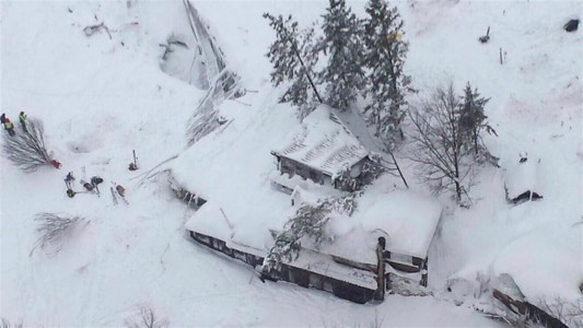 Un alud de nieve sepultó un hotel en Italia, dejando víctimas fatales y decenas de desaparecidos
