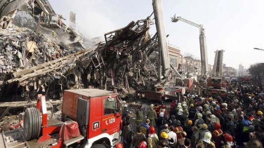 Incendio y colapso en un edificio de Teherán: al menos 30 bomberos murieron en medio del rescate