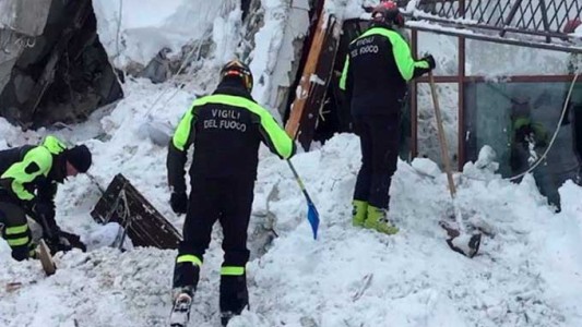 Rescatan a ochos sobrevivientes del hotel sepultado por un alud en Italia