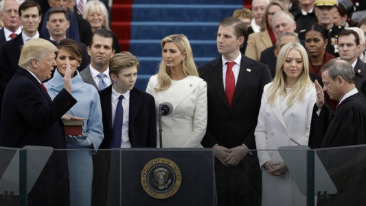 Donald Trump asumió la presidencia para "reconstruir Estados Unidos, determinar su rumbo y el de todo el mundo durante muchos años"